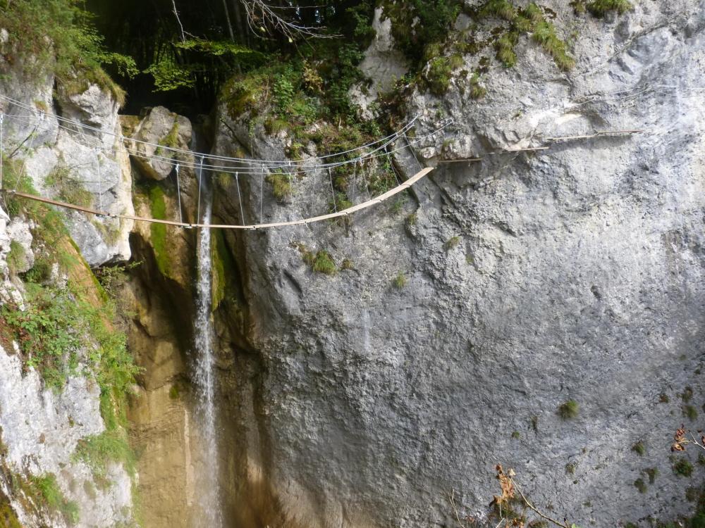 La passerelle de la "cascade oubliée" - via de St Vincent de Mercuze