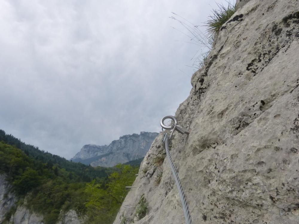 dernier coup d' oeil sur les barres rocheuses au dessus des gorges de la via de st Vincent de Mercuze