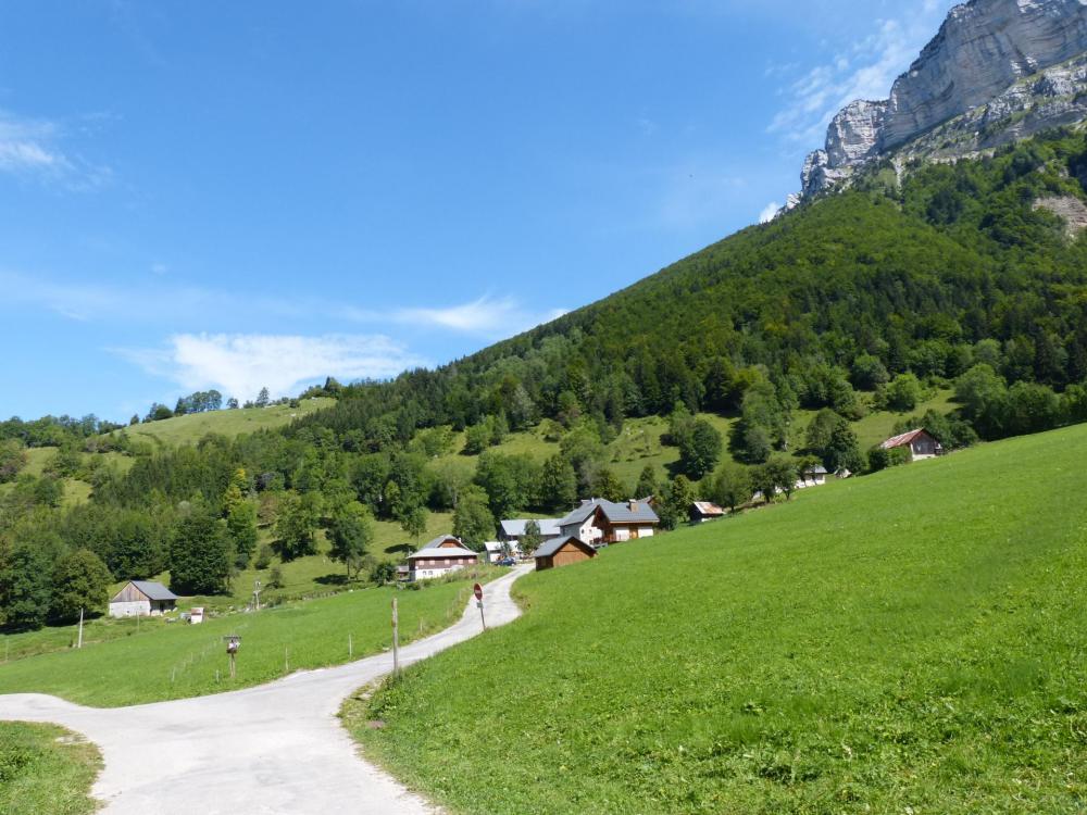 Le hameau de la Plagne au dessus de Entremont le Vieux, départ de la randonnée