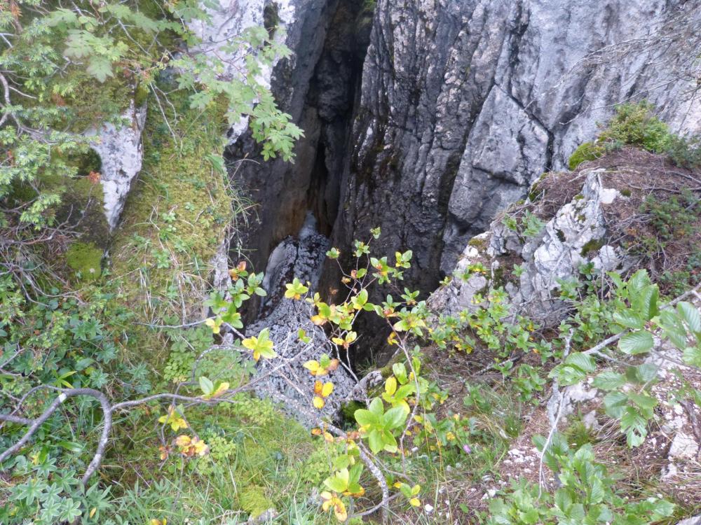 Gouffre rempli de  glaceà proximité du Pas de la Porte