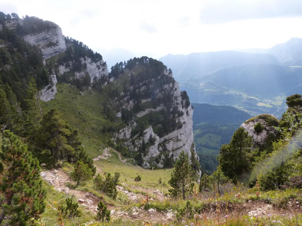 Descente très prononcée vers la Balme à Collomb et le hameau de la Plagne