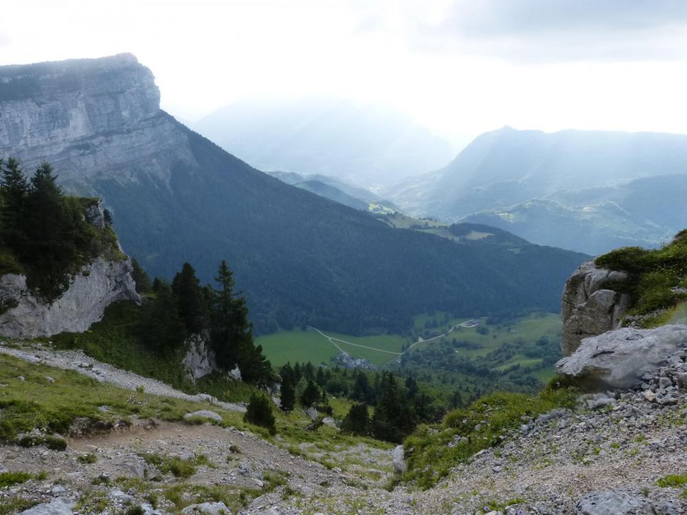 Tout en bas le hameau de La Balme et sur la droite le sentier mène à la Balme à Collomb