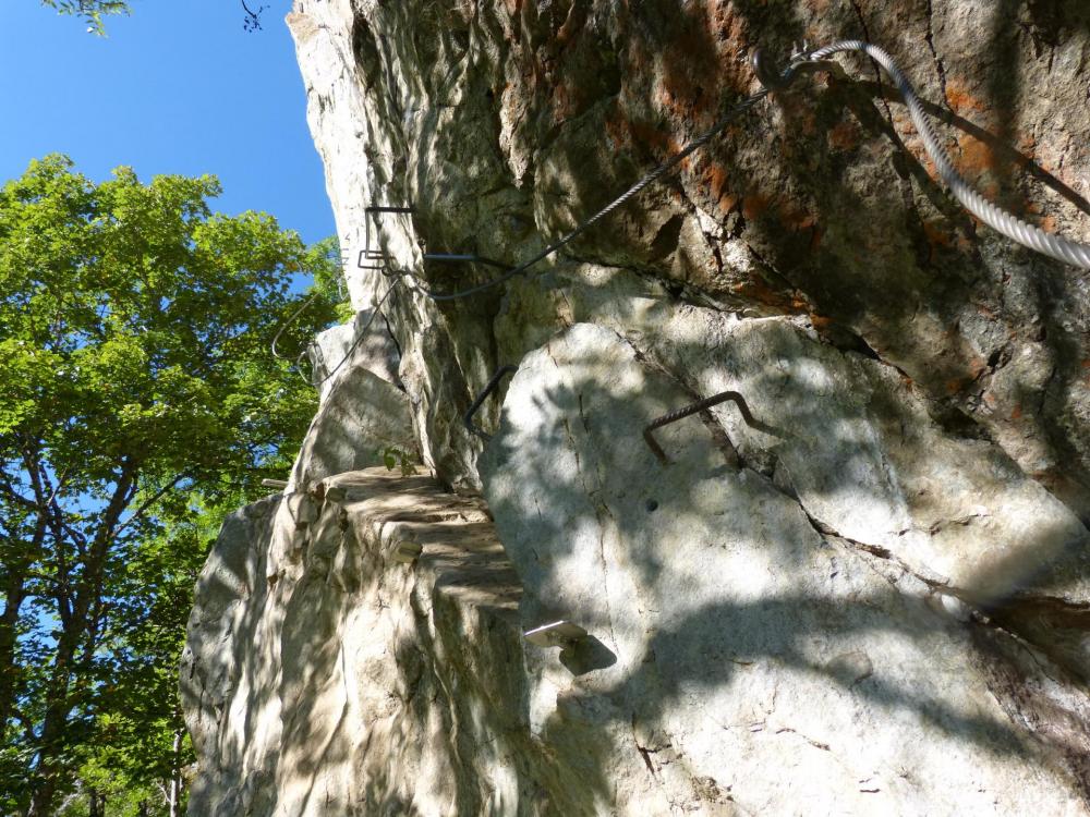 Premières longueurs verticales à la via de la Chal