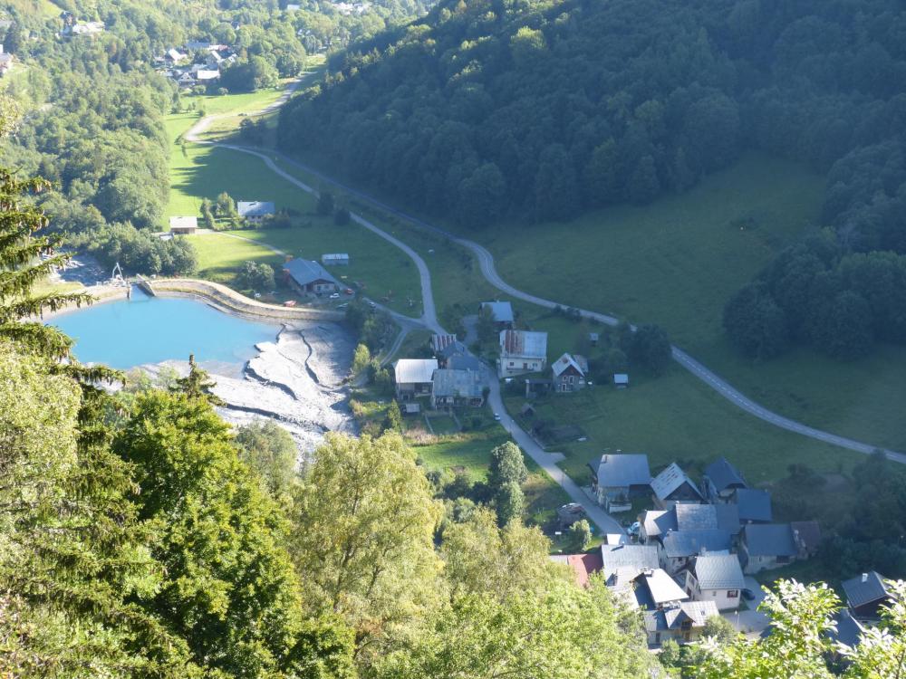 vue sur le hameau de Valmaure depuis la via de la Chal