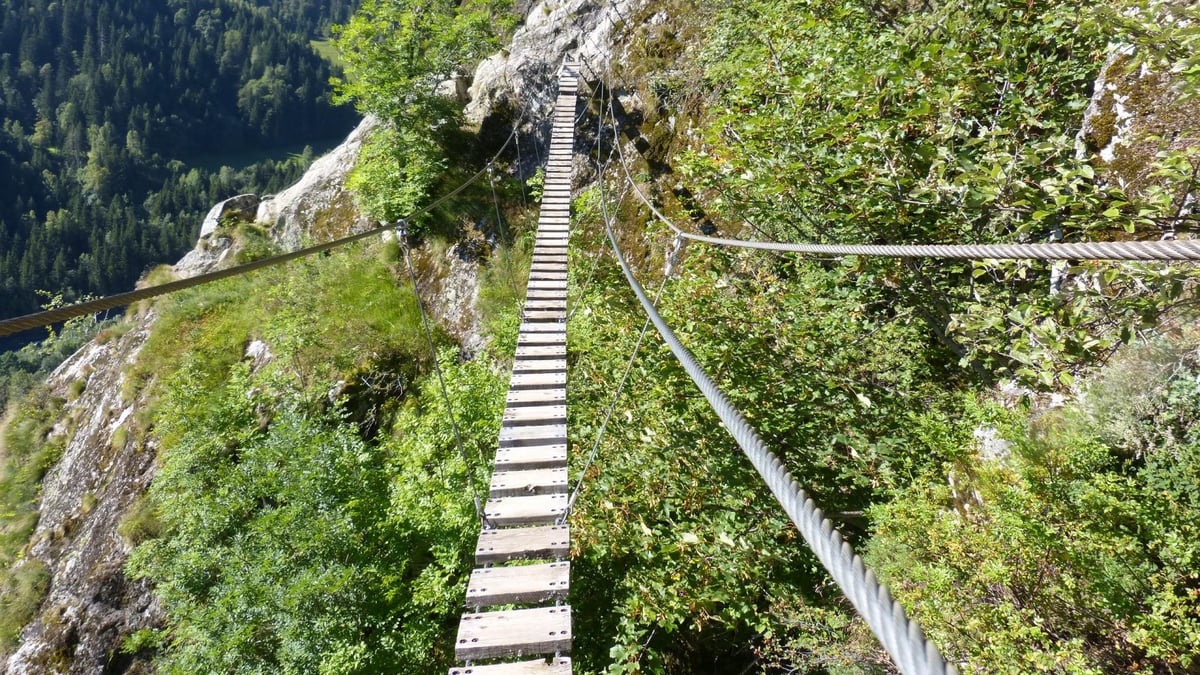 la passerelle de la via ferrata de la Chal à St colomban des Villards