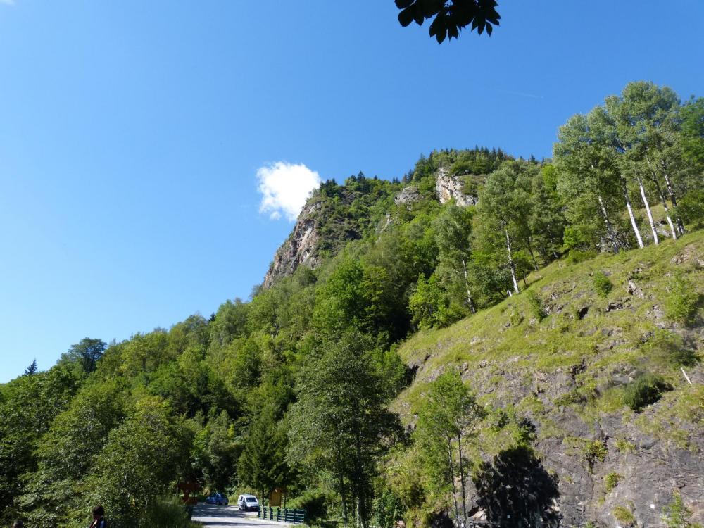 Les rochers de la via ferrata de la Chal et le parking juste en dessous