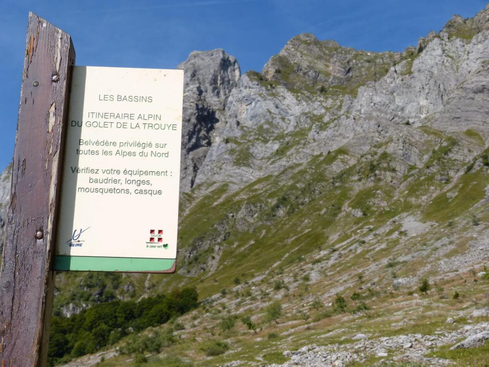 L' ambiance est annoncée au départ du sentier vers le Golet de la Trouye L' ambiance est annoncée au départ du sentier vers le Golet de la Trouye