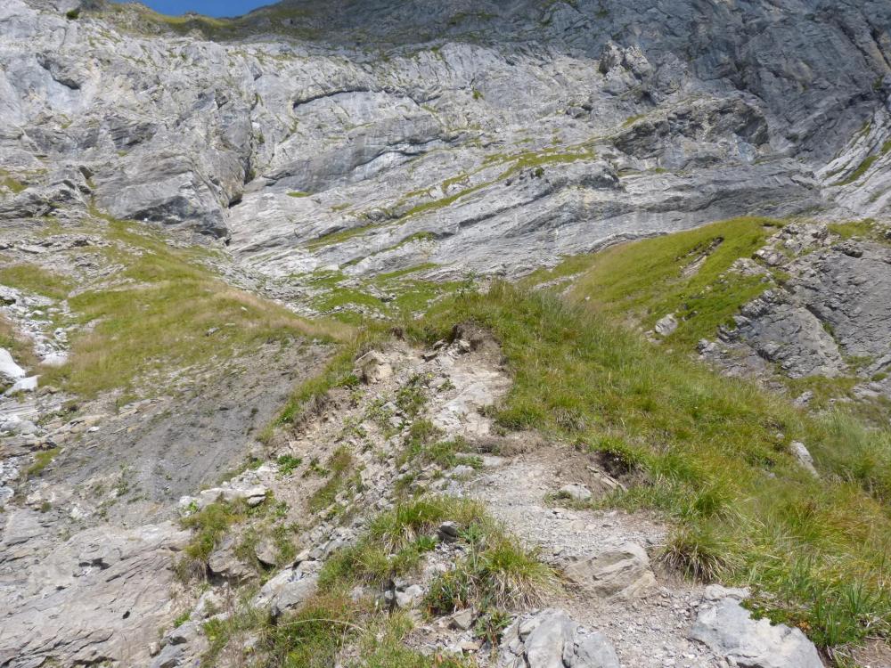 à l' approche de la falaise, le câble demarre sur la gauche (rectangle blanc)(Golet de la trouye) à l' approche de la falaise, le câble demarre sur la gauche (rectangle blanc)(Golet de la trouye)