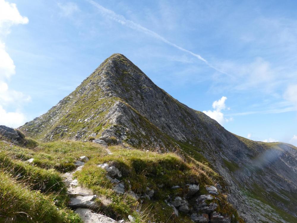 Le Charvin vu d'un peu plus bas sur le sentier de descente Le Charvin vu d'un peu plus bas sur le sentier de descente