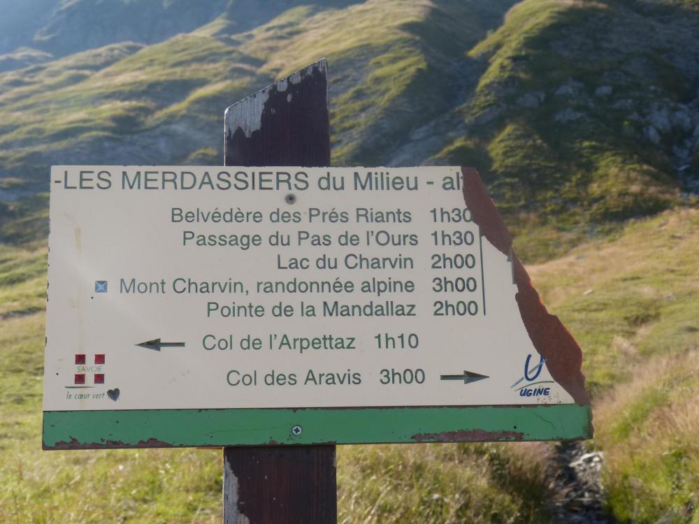 Retour au Merdassier du Milieu où on reprend la piste qui ramène au col de l' Arpettaz Retour au Merdassier du Milieu où on reprend la piste qui ramène au col de l' Arpettaz