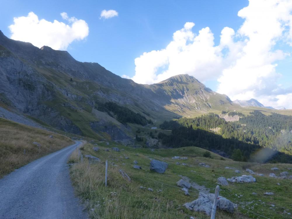 Vue générale sur la piste qui relie les deux cols de l' Arpettaz et des Aravis