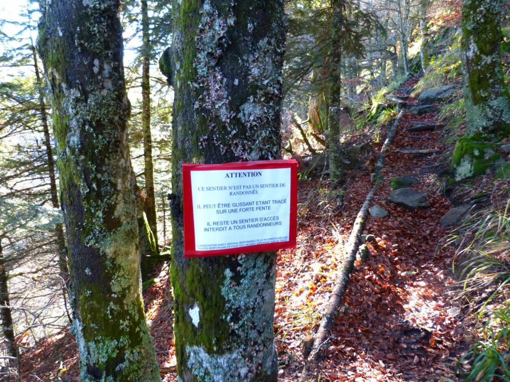 pancarte d'avertissement aux randonneurs sur le sentier d'approche de la via du Capucin