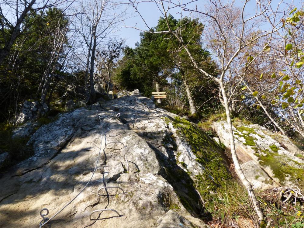 le haut de la première verticale au Capucin, à gauche l'itinéraire facile (vert), à droite l'itinéraire plus difficile (rouge et bleu).