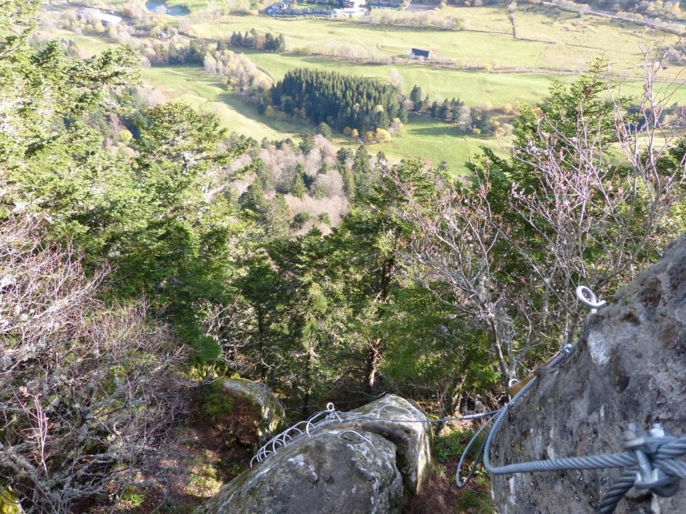 Dans le passage en dévers de la rouge à la via ferrata du capucin