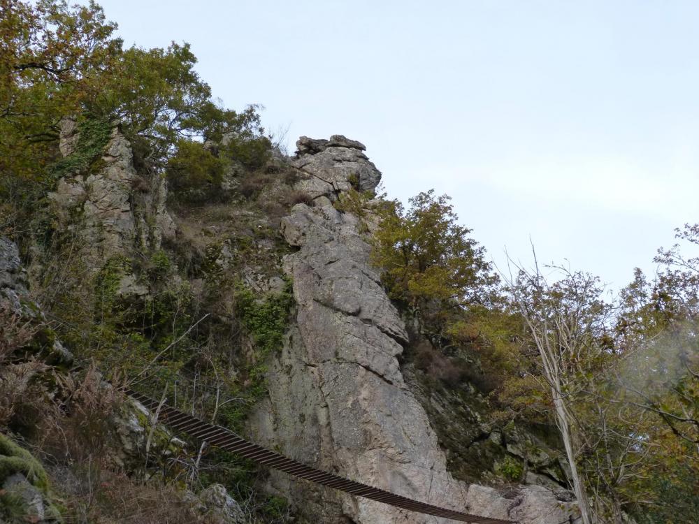 Vue de la tour avec recul, à la via de la Dordogne