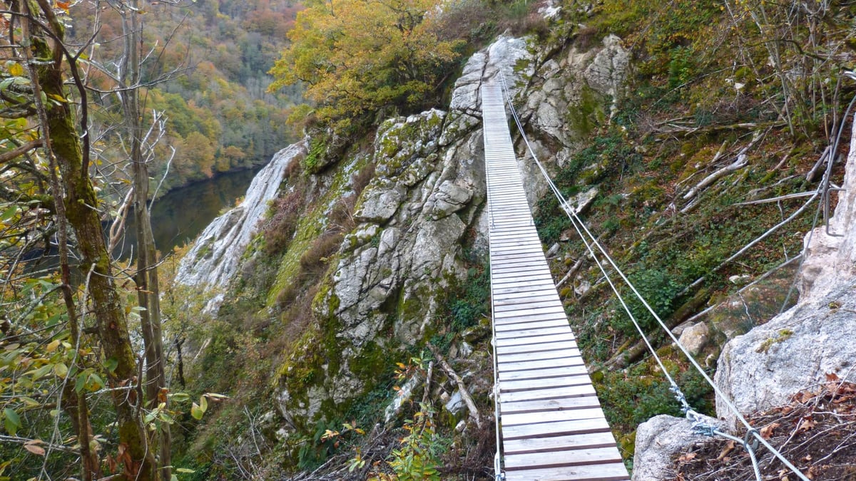 Vue depuis l' arrivée de la grande passerelle (via de la Dordogne)