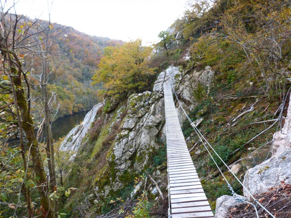 Vue depuis l' arrivée de la grande passerelle (via de la Dordogne)