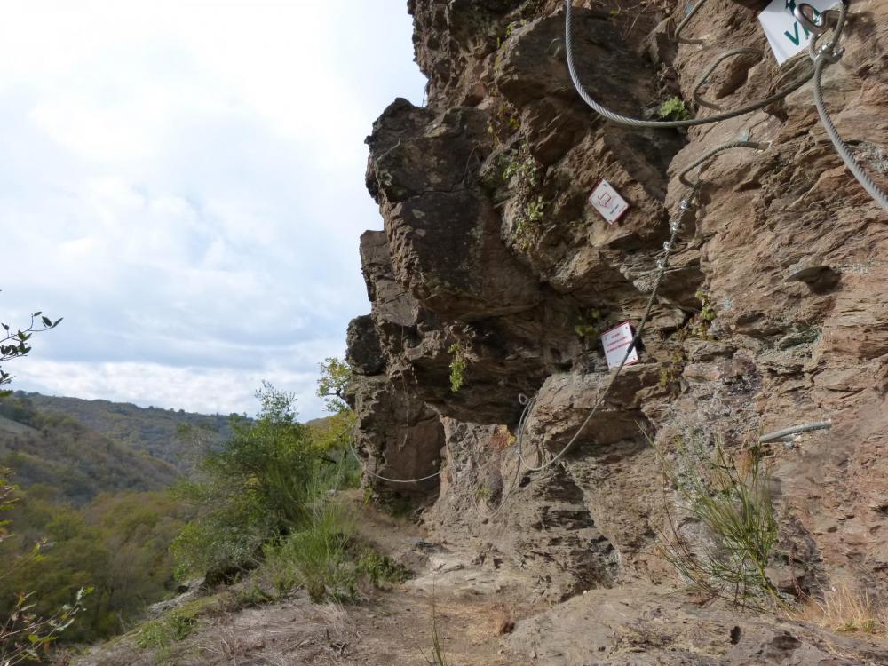 à gauche itinéraire pour les grimpeurs vers le rappel de 25 m, vers le haut la suite de la via vers la sortie de la tyrolienne