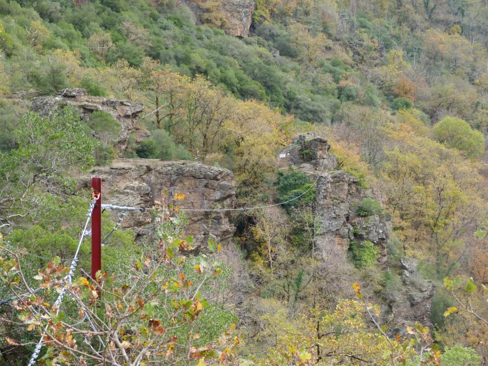 passage à proximité de l'arrivée de la tyrolienne au roc du Gorb passage à proximité de l'arrivée de la tyrolienne au roc du Gorb