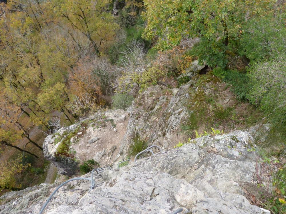 Du belvédère, redescente verticale vers le ruisseau du Riou Du belvédère, redescente verticale vers le ruisseau du Riou