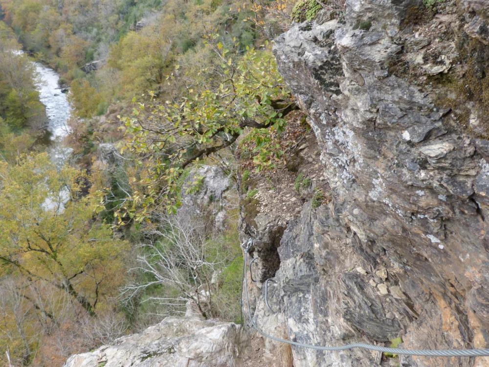 Belle descente et belle vue sur l' Orb et le premier pont népalais avant le ruisseau du Riou