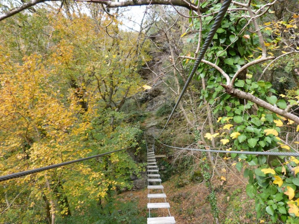 passerelle après le premier pont népalais sur la via du Gorb