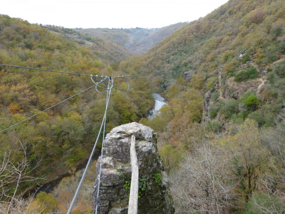 Vue sur la tyrolienne depuis le sentier d' approche (via du Roc du Gorb) Le départ de ma tyrolienne à la via ferrata du Roc du Gorb