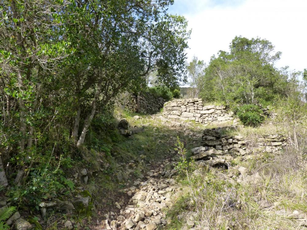 La montée entre les murets de pierre avant Beauquinès