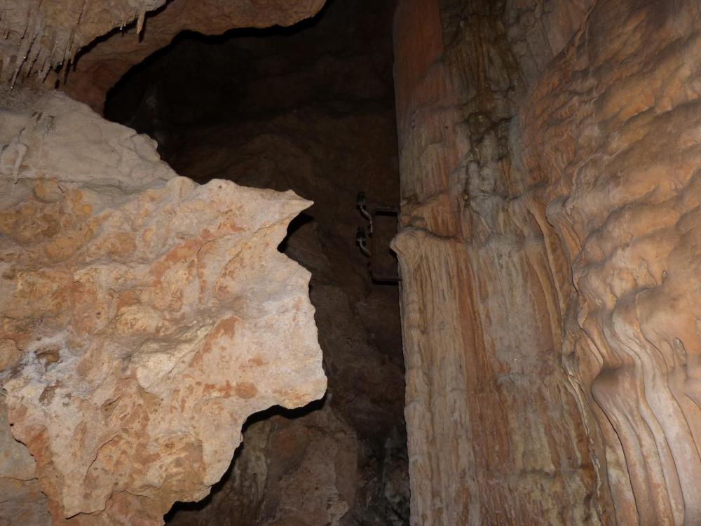 Les vestiges de l'installation électrique de la grotte (?)