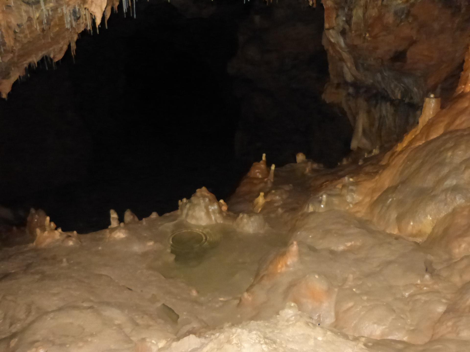 au fond de la caverne, il y a encore un fort écoulement venat du plafond !