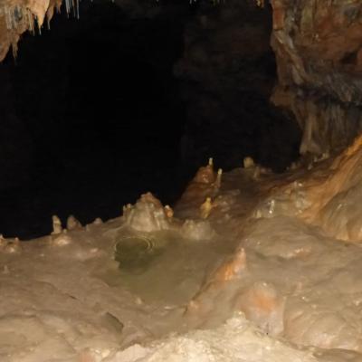 au fond de la caverne, il y a encore un fort écoulement venat du plafond !