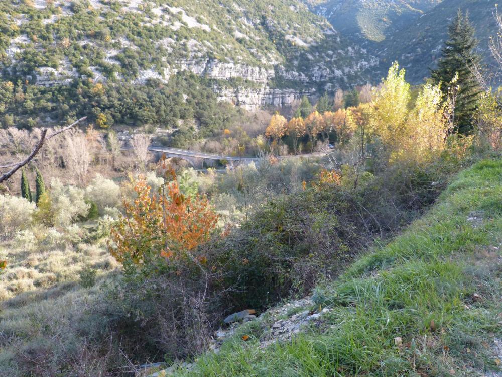 Retour par la route au dessus du village vers le pont de Gorniès