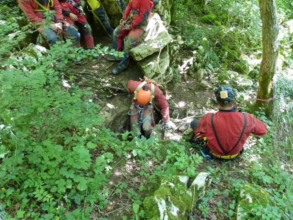 L' entrée du gouffre des Ordons à Monrond le Chateau