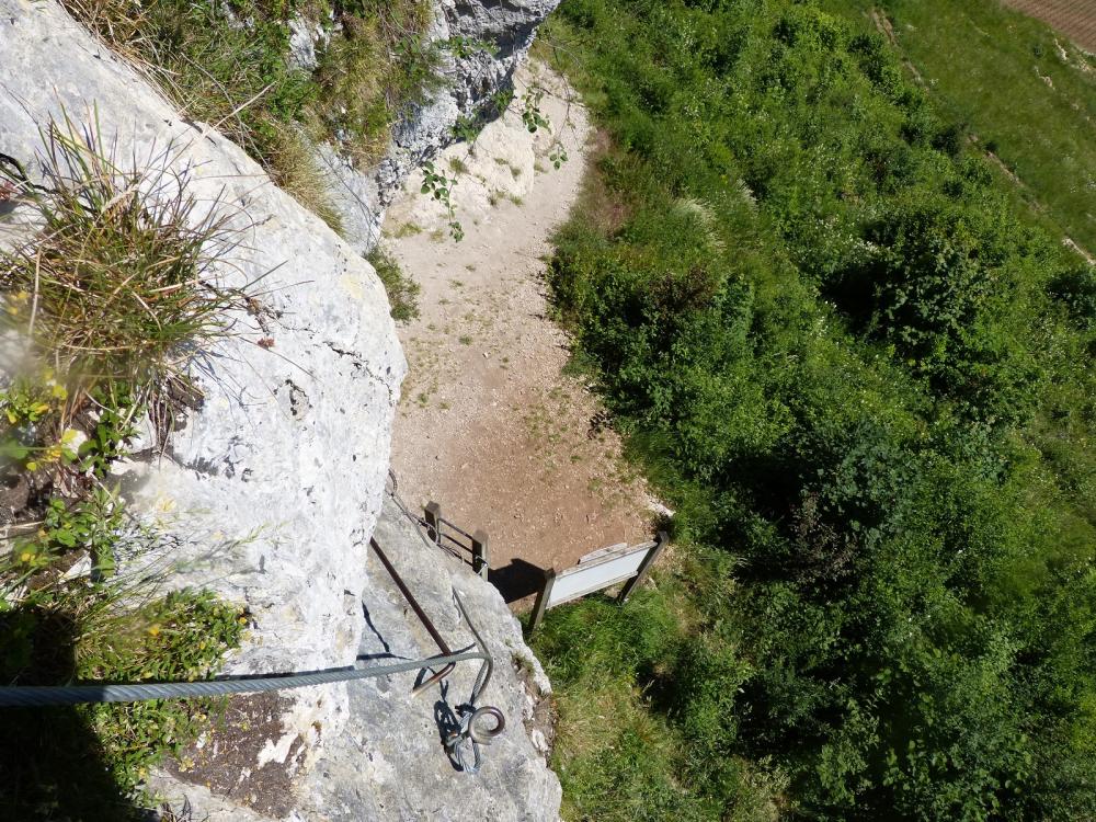 Montée verticale au dessus du départ de la via ferrata du rocher du Mont à Ornans