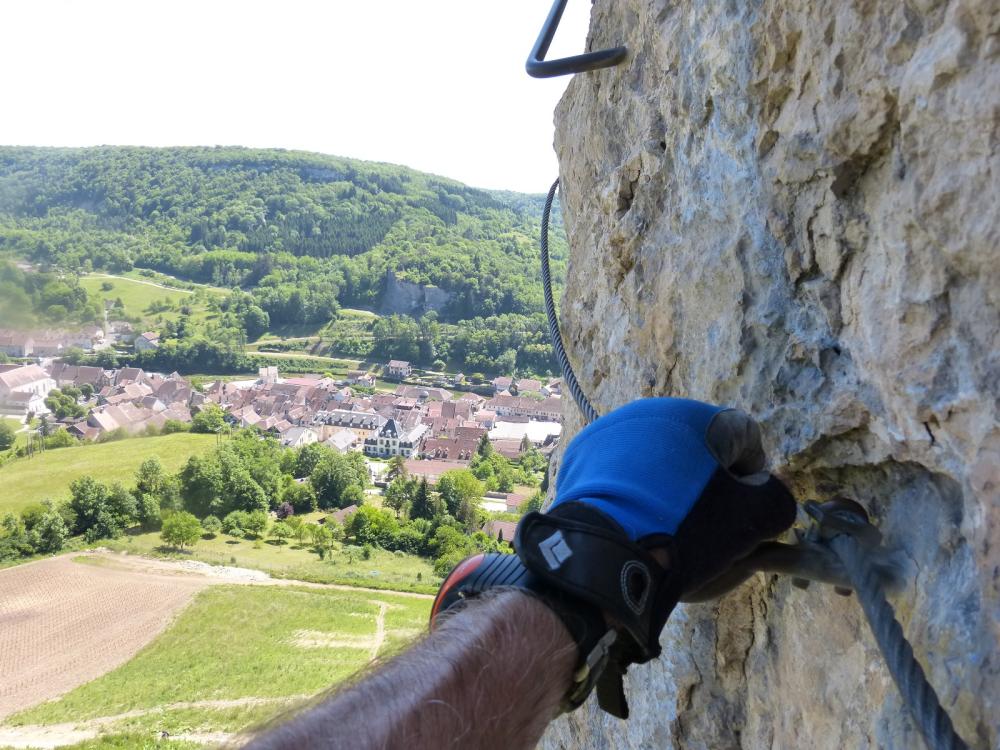 Via du Rocher du Mont à Ornans ... ambiance verticale et vue sur la ville et la Loue en permanence !