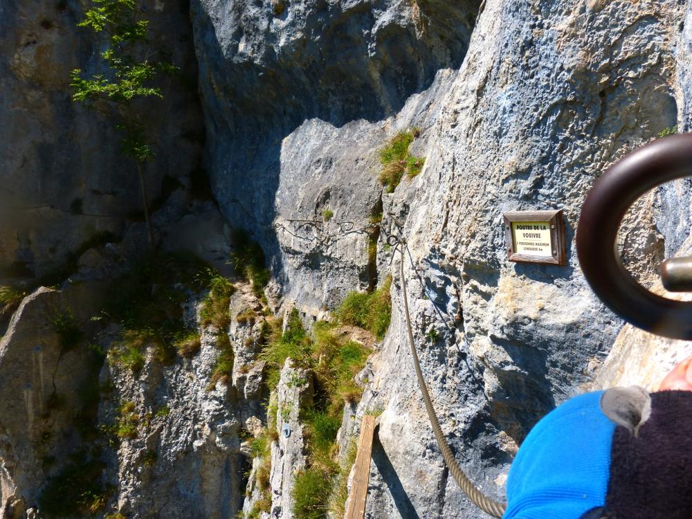 Via du Rocher du Mont à Ornans ... Après le pont de singe, la poutre !