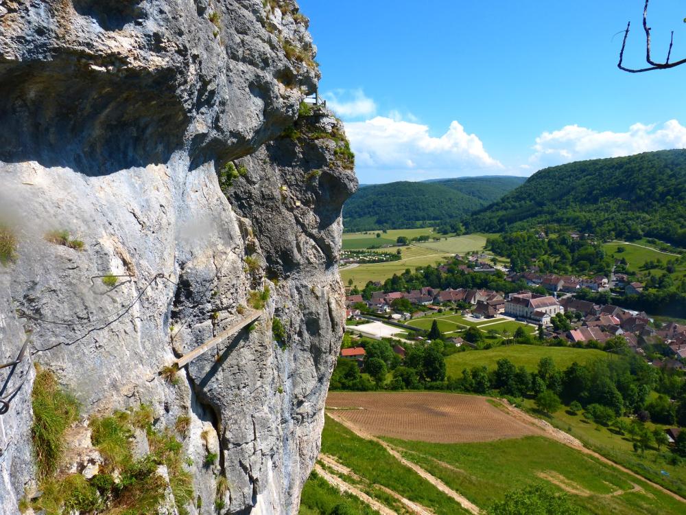 Via ferrata du rocher du Mont à Ornans ...La poutre a plus belle allure sous cet angle ! !