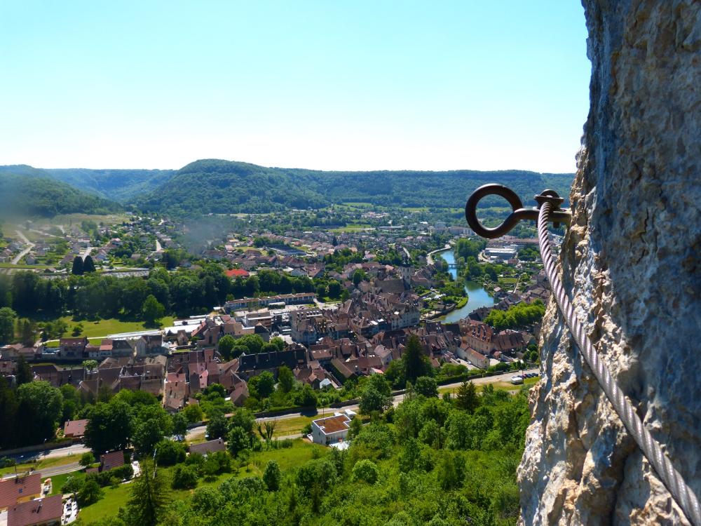 Via ferrata du rocher du Mont à Ornans ... La Loue serpente au travers de la ville !