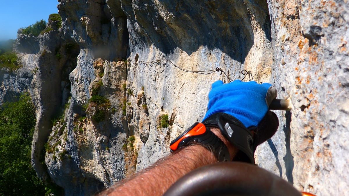 Via ferrata du rocher du Mont à Ornans ... La traversée se poursuit !
