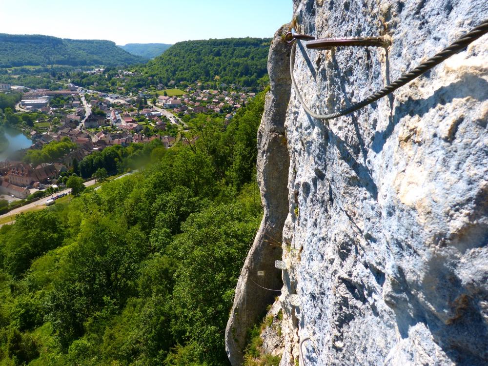 Via ferrata du rocher du Mont à Ornans ... Partie descendante puis remontée verticale dans la via !