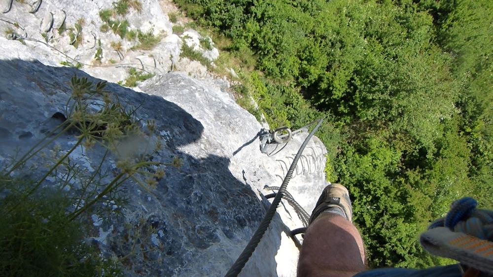 Via ferrata du rocher du Mont à Ornans ... On voit bien à la fois la descente et la remontée !