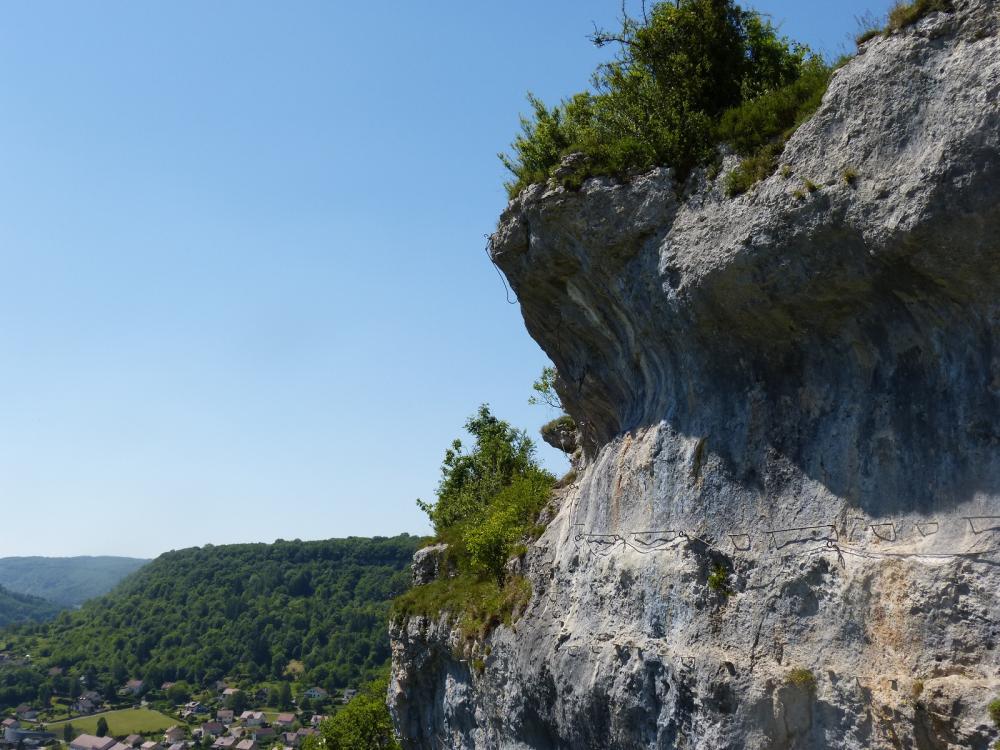 La traversée se poursuit, on aperçoit à présent le surplomb de sortie de l' extension de la via d'Ornans !