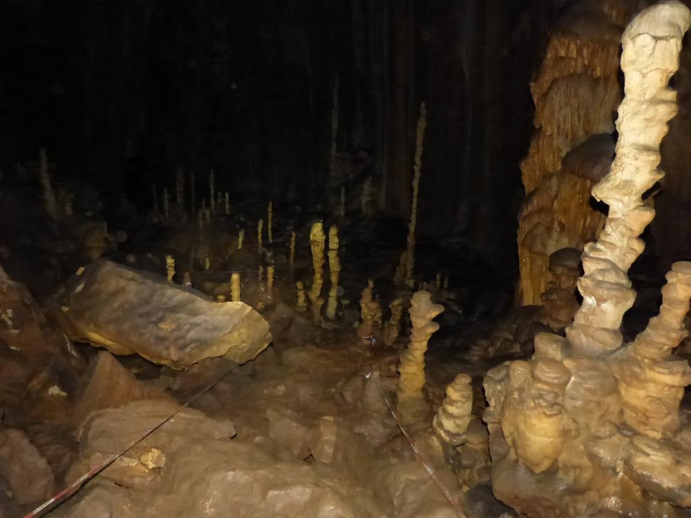 Gouffre des Ordons à Montrond le Chateau,le site semble préservé, pas ou peu de stalagmites cassées !