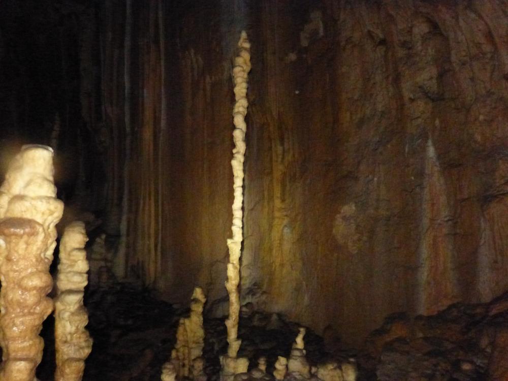 Gouffre des Ordons à Montrond le Chateau... belle hauteur et belle finessse pour une stalagmite !