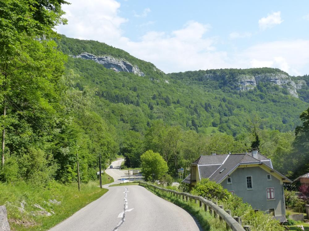 Depuis Alèves descente vers le Pont de Bange et ensuite à gauche en direction de la falaise et de ses grottes !