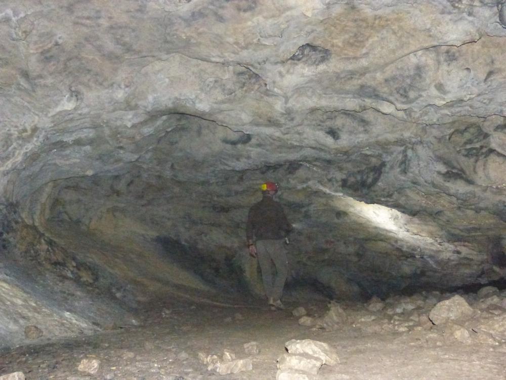 Au début de la descente dans la grotte de Bange