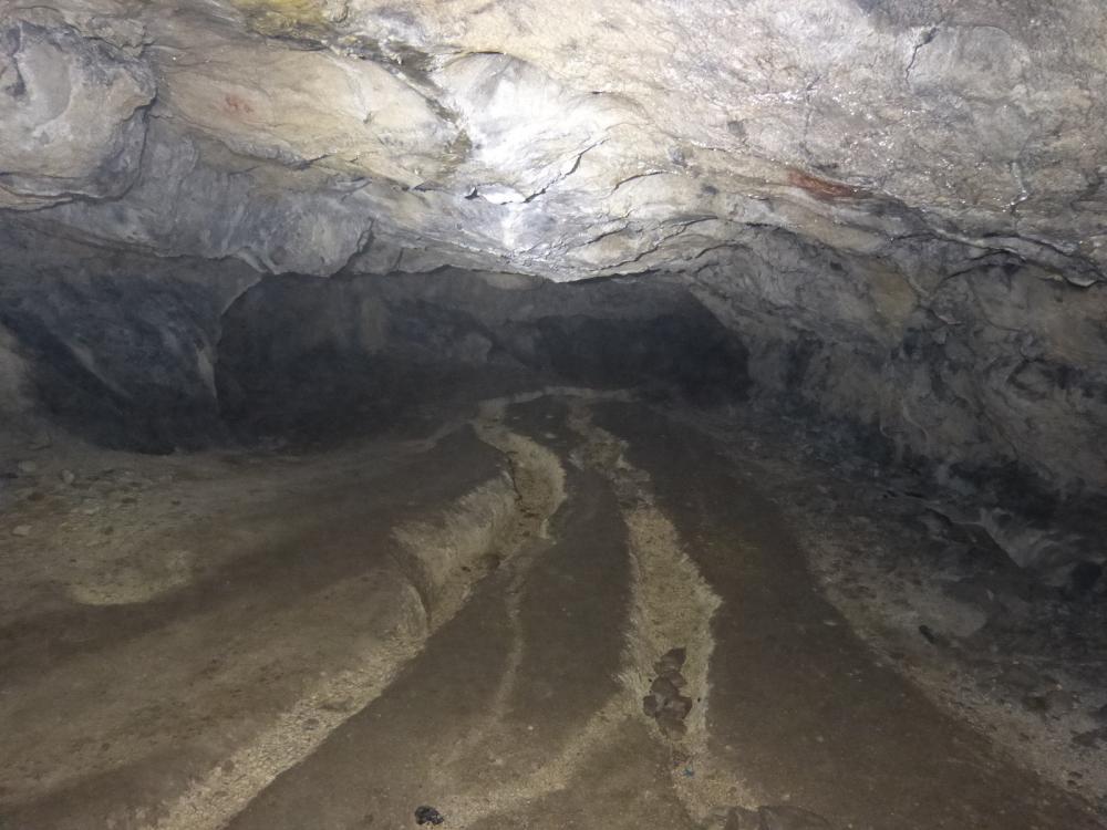 Partie creusée par les eaux ... et les cheminements ? Grotte de Bange