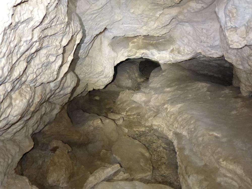 Grotte de Bange, ruissellement d' eau avant le lac