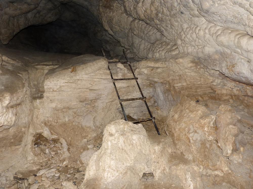 La petite échelle de descente peu avant le lac des touristes (grotte de Bange)