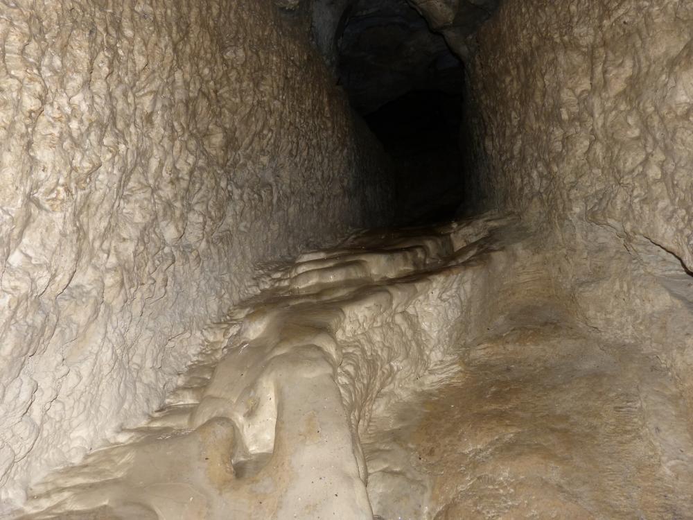 Grotte de Bange, conduit fortement calcifié !